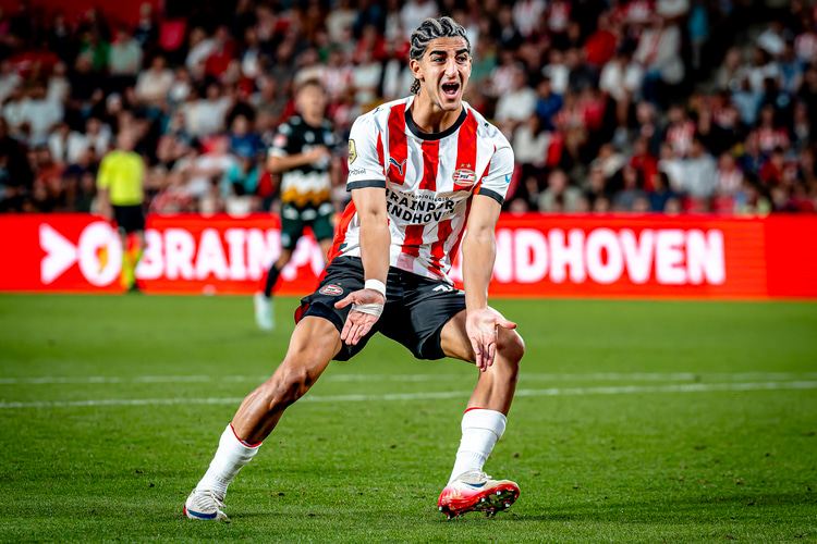 Tai Abed maakte deze week zijn officiële debuut voor PSV, maar deed al wel meerdere keren mee in oefenwedstrijden.