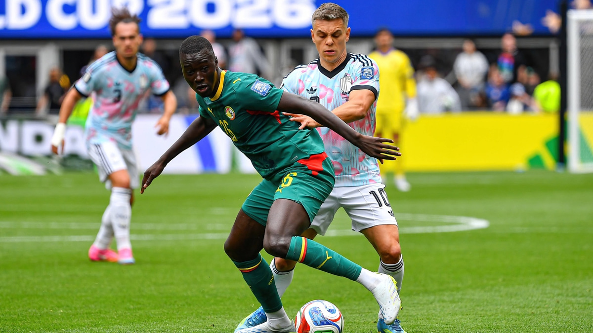 Pape Gueye, Leandro Trossard, Senegal v Belgium