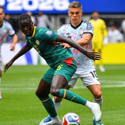 Pape Gueye, Leandro Trossard, Senegal v Belgium