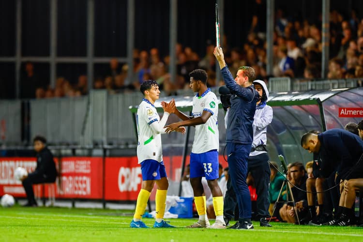 Michael Bresser komt binnen de lijnen voor zijn debuut bij PSV