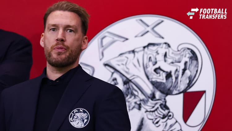 Marijn Beuker op de tribune bij een wedstrijd van Ajax.