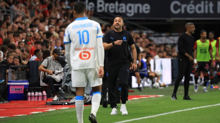 Roberto De Zerbi passes on instructions to Mason Greenwood