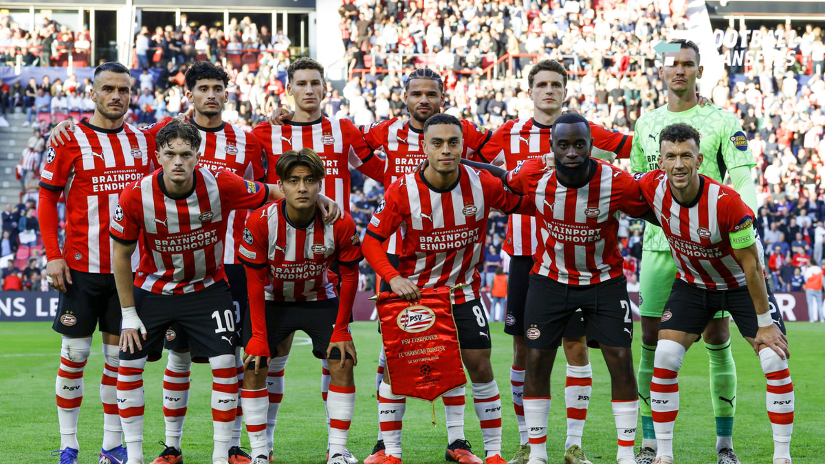 EINDHOVEN - (top lr) Filip KostiÄ‡ of PSV Eindhoven, Ricardo Pepi of PSV Eindhoven, Ruben van Bommel of PSV Eindhoven, Armando Obispo of PSV Eindhoven, Guus Til of PSV Eindhoven, Noah Fernandez of PSV Eindhoven (bottom lr) Paul Wanner of PSV Eindhov...