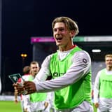 FC Emmen heeft zaterdagavond uitstekende zaken gedaan in de Keuken Kampioen Divisie. De Drentenaren wonnen met 1-0 van TOP Oss, mede dankzij een hoofdrol voor Chiel Sunder. De pas zeventienjarige aanvaller verscheen voor de allereerste keer aan...