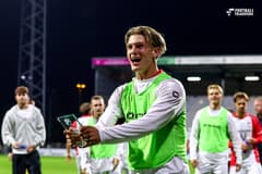 FC Emmen heeft zaterdagavond uitstekende zaken gedaan in de Keuken Kampioen Divisie. De Drentenaren wonnen met 1-0 van TOP Oss, mede dankzij een hoofdrol voor Chiel Sunder. De pas zeventienjarige aanvaller verscheen voor de allereerste keer aan...