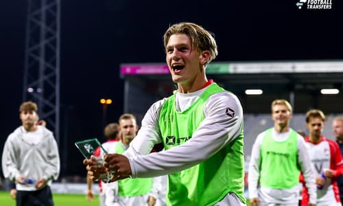 FC Emmen heeft zaterdagavond uitstekende zaken gedaan in de Keuken Kampioen Divisie. De Drentenaren wonnen met 1-0 van TOP Oss, mede dankzij een hoofdrol voor Chiel Sunder. De pas zeventienjarige aanvaller verscheen voor de allereerste keer aan...