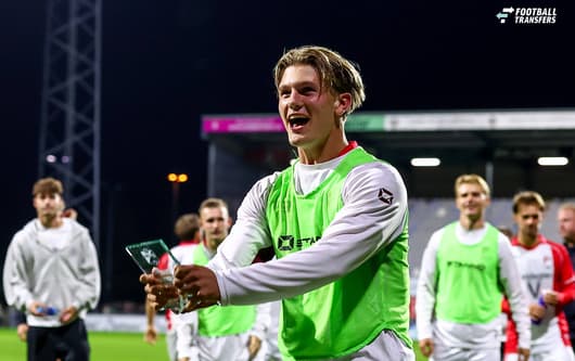 FC Emmen heeft zaterdagavond uitstekende zaken gedaan in de Keuken Kampioen Divisie. De Drentenaren wonnen met 1-0 van TOP Oss, mede dankzij een hoofdrol voor Chiel Sunder. De pas zeventienjarige aanvaller verscheen voor de allereerste keer aan...