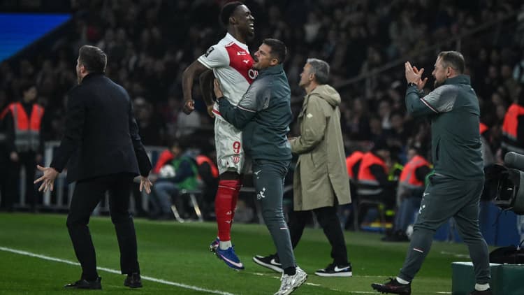Balogun celebrates scoring against PSG with Monaco coach Kevin Mirallas