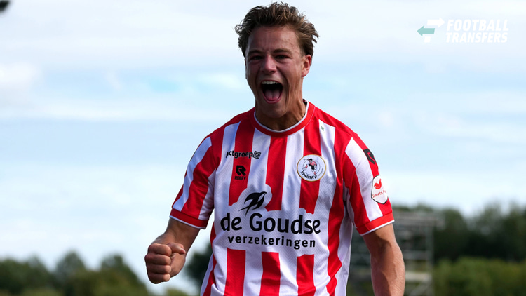 Daniël Hanzen al juichend in het shirt van Sparta Rotterdam.