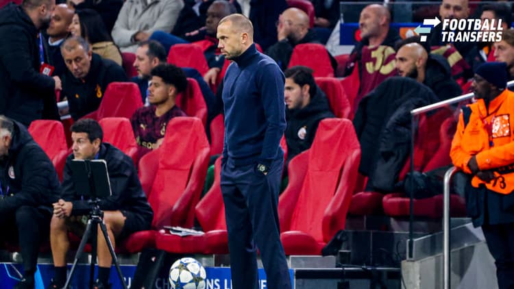 John Heitinga tijdens zijn laatste wedstrijd als Ajax-trainer: het Champions League-duel met Galatasaray.