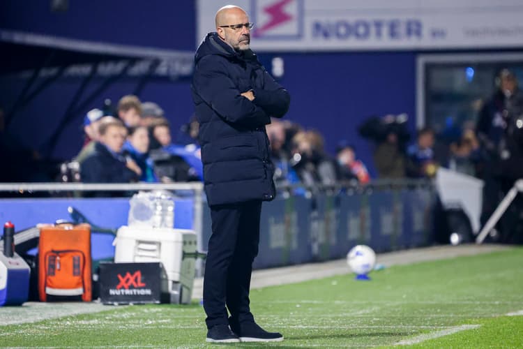 Peter Bosz langs de lijn tegen PEC Zwolle.