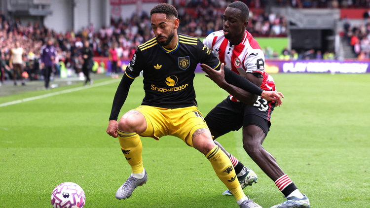 Michael Kayode in action against Matheus Cunha
