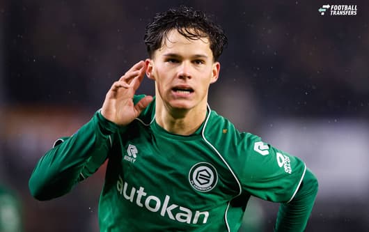 FC Groningen wees tijdens de afgelopen zomerse transferperiode alle pogingen van AZ om Thom van Bergen los te weken resoluut van de hand, en dat standpunt werpt inmiddels volop zijn vruchten af. De 22-jarige aanvaller bleef in de Euroborg en on...