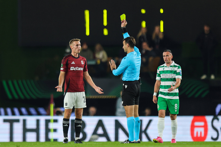 Mannsverk namens Sparta Praag in het duel met Shamrock Rovers