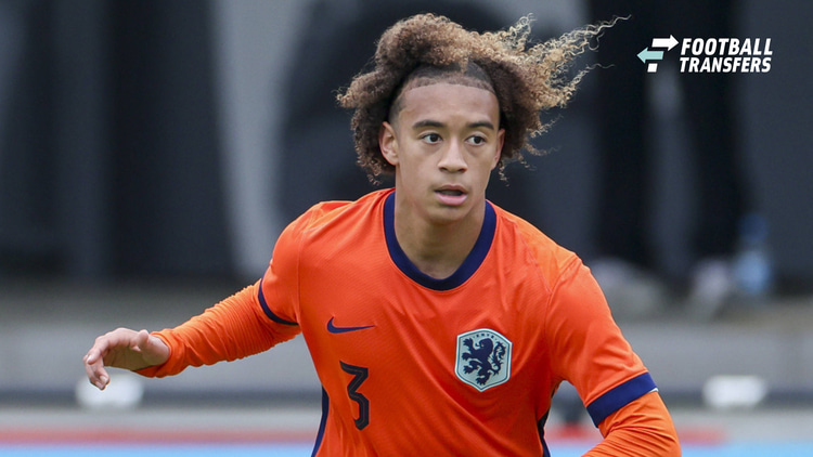 Donovan Afrifa is de jongste veldspeler ooit in het betaald voetbal na zijn debuut voor Jong FC Utrecht dit seizoen.