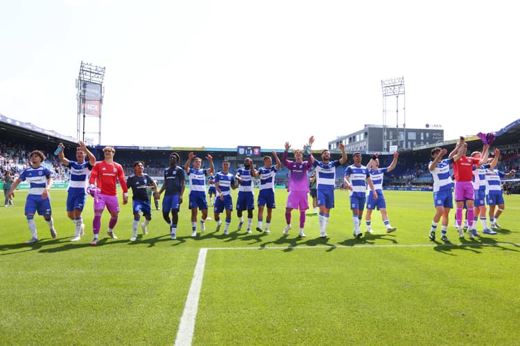 PEC Zwolle viert feest na de overwinning op FC Twente