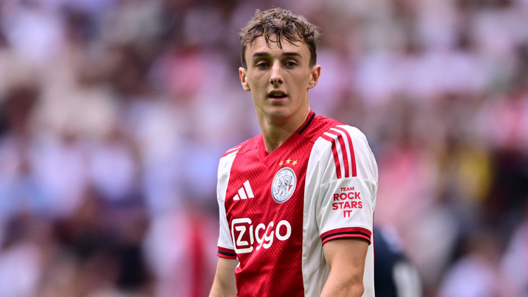 Youri Baas is dit seizoen de rots in de branding achterin bij Ajax.