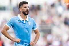 Josip Sutalo hoopte zijn carrière nieuw leven in te blazen bij Lazio, dat hem dit seizoen huurt van Ajax. Waar hij bij de Amsterdamse club verguisd werd en moest vertrekken, heeft hij trainer Gennaro Gattuso bij Lazio voorzichtig weten te overt...