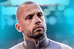 Ajax heeft zaterdagavond averij opgelopen in de Eredivisie. In eigen huis kwamen de Amsterdammers niet verder dan een 1-1 gelijkspel tegen sc Heerenveen. Op X vragen de fans om het ontslag van John Heitinga, die zwaar onder druk staat bij Ajax.&nb...