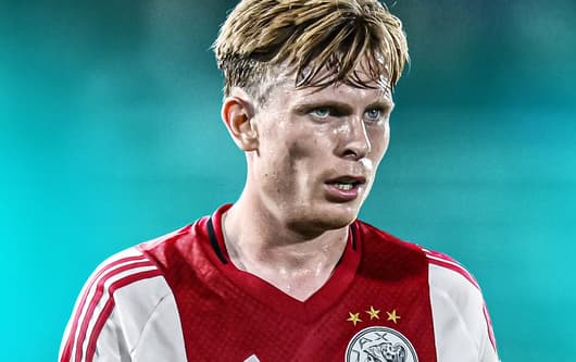 De rol van Oliver Edvardsen bij Ajax lijkt na anderhalf jaar al uitgespeeld te zijn. De Noorse aanvaller komt niet meer voor in de plannen van de club en zal komende zomer ongetwijfeld aangeboden gaan worden bij andere clubs. Dit zal Ajax gaan ...