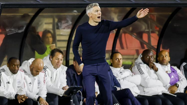 Willem Weijs langs de lijn bij Jong Ajax