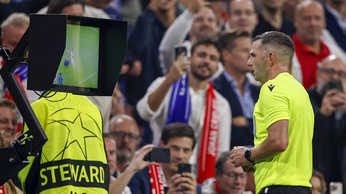 Michael Oliver, VAR, video assistant referee