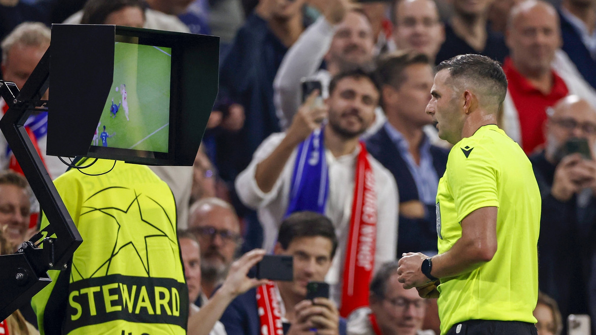 Michael Oliver, VAR, video assistant referee