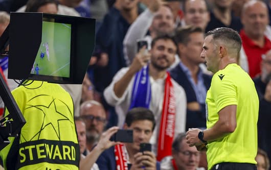 Michael Oliver, VAR, video assistant referee