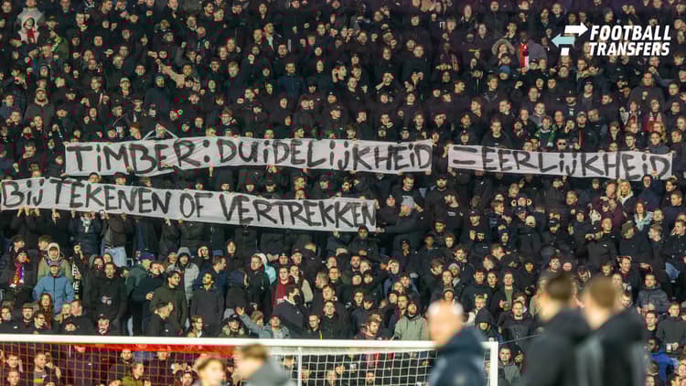 Met een spandoek lieten fans van Feyenoord in december hun onvrede blijken.