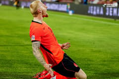 Mexx Meerdink was afgelopen zondag de grote man bij het Nederlands elftal. De 23-jarige spits van AZ Alkmaar bekroonde zijn allereerste basisplaats in Oranje direct met twee treffers in het met 1-2 gewonnen Nations League-duel met Servië: een b...