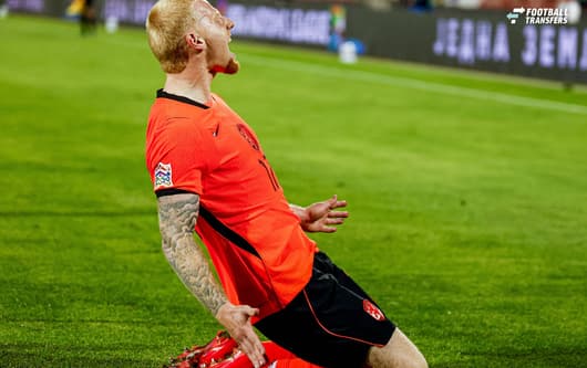 Mexx Meerdink was afgelopen zondag de grote man bij het Nederlands elftal. De 23-jarige spits van AZ Alkmaar bekroonde zijn allereerste basisplaats in Oranje direct met twee treffers in het met 1-2 gewonnen Nations League-duel met Servië: een b...