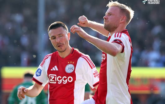 Ajax was zeer actief op de transfermarkt en haalde een hoop routine in huis. De Amsterdamse selectie beschikte echter ook al over enkele ervaren krachten met Davy Klaassen en Steven Berghuis. De contracten van de twee routiniers lopen echter na...