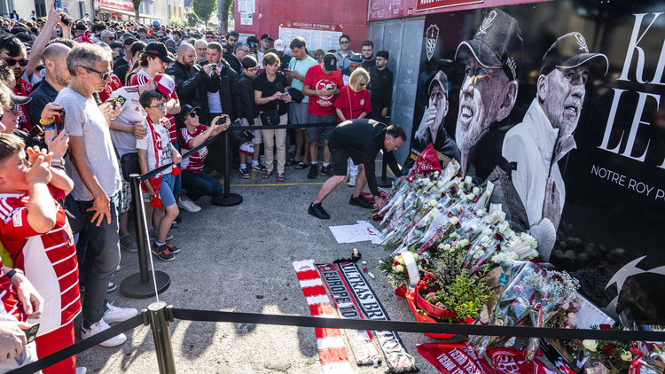 Tributes were laid to Eric Roy outside Brest's stadium