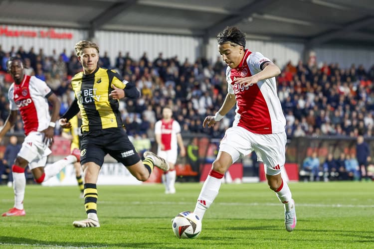 Rayane Bounida in actie namens Jong Ajax tegen Vitesse.