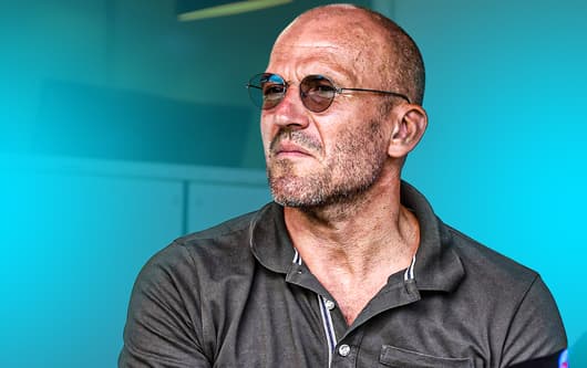 De rol van Alex Kroes lijkt uitgespeeld bij Ajax. De technisch directeur stelde eerder deze maand zijn functie ter beschikking, maar bleef wel aan om Ajax uit de brand te helpen totdat er een opvolger is gevonden. Nu blijkt dat Kroes geen zeggensc...