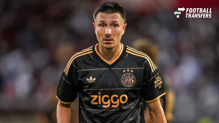 Steven Berghuis in actie namens Ajax in de uitwedstrijd tegen FK Vojvodina.