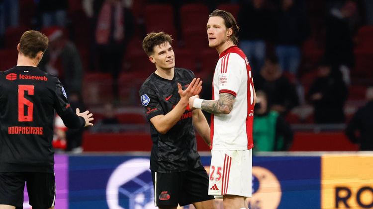 Wout Weghorst lag tijdens Ajax-AZ meermaals in de clinch met Wouter Goes