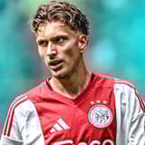 Mika Godts heeft zich dit seizoen ontpopt tot de absolute smaakmaker van Ajax, maar zijn toekomst in Amsterdam is ondanks een doorlopend contract tot medio 2029 onzeker. De Belgische linksbuiten geeft aan dat hij het liefst bij de club blijft o...