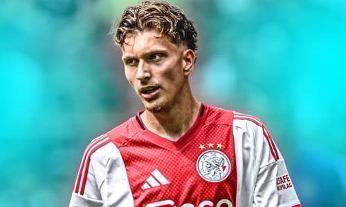 Mika Godts heeft zich dit seizoen ontpopt tot de absolute smaakmaker van Ajax, maar zijn toekomst in Amsterdam is ondanks een doorlopend contract tot medio 2029 onzeker. De Belgische linksbuiten geeft aan dat hij het liefst bij de club blijft o...