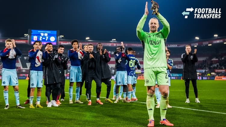 Remko Pasveer bedankt het Ajax-publiek na het spelen van zijn honderdste wedstrijd.