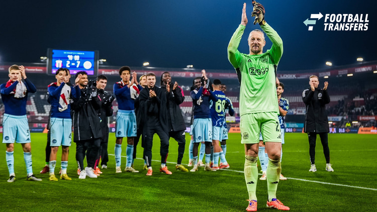 Remko Pasveer bedankt het Ajax-publiek na het spelen van zijn honderdste wedstrijd.