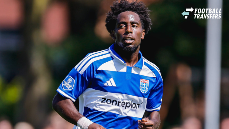 Dylan Mbayo in het shirt van PEC Zwolle.