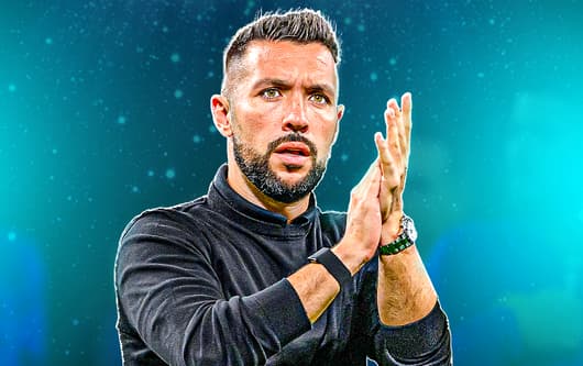 Het vertrek van Francesco Farioli bij Ajax heeft een absurd staartje gekregen. De oefenmeester trok afgelopen zomer de deur bij Ajax achter zich dicht en niet zonder reden. In het boek Het Ajax-DNA van Parooljournalisten Jop van Kempen en Bas Soet...