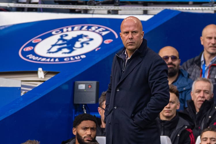 Arne Slot tijdens de wedstrijd tegen Chelsea