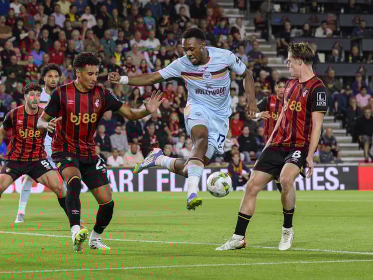 Antoni Milambo in actie namens Brentford