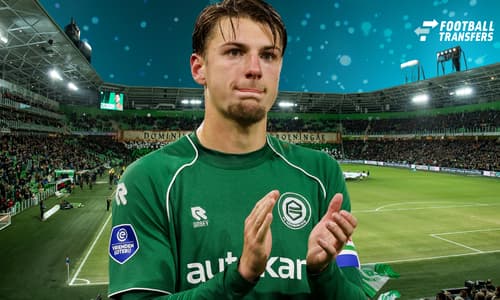 Stije Resink applaudisseert na een wedstrijd van FC Groningen in de Euroborg