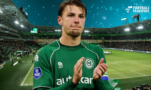 Stije Resink applaudisseert na een wedstrijd van FC Groningen in de Euroborg