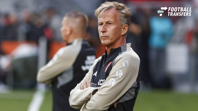 Andries Jonker langs de lijn als trainer van MVV.