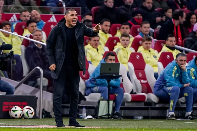Hedwiges Maduro als trainer van Almere City op bezoek bij Ajax