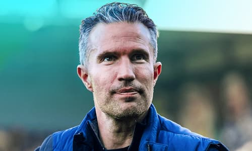 Feyenoord bevindt zich in een diepe crisis na de kansloze 2-0 nederlaag tegen FC Twente van zondag. De positie van hoofdtrainer Robin van Persie is door de povere resultaten in topwedstrijden uiterst onzeker geworden, terwijl de roep om zijn ontsl...
